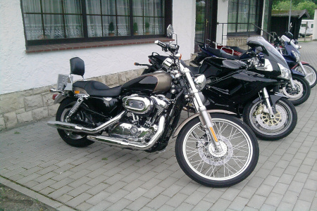 Anbieter für Motorradversicherungen gibt es diverse. Über unseren Vergleichsrechner für Motorrad-Policen finden Sie eine oft günstige Variante für Ihr Krad